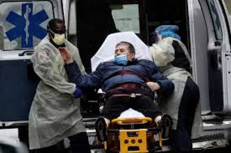 Paciente é transferido em entrada de emergência em hospital em Nova York REUTERS/Mike Segar
