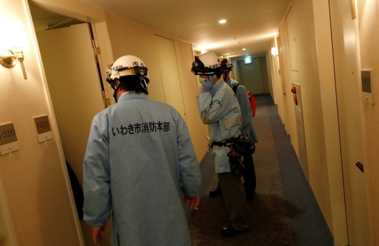 Socorristas trabalham em hotel em Iwaki, na região de Fukushima, após terremoto neste sábado (13) ??? Foto: Reuters/Issei Kato
