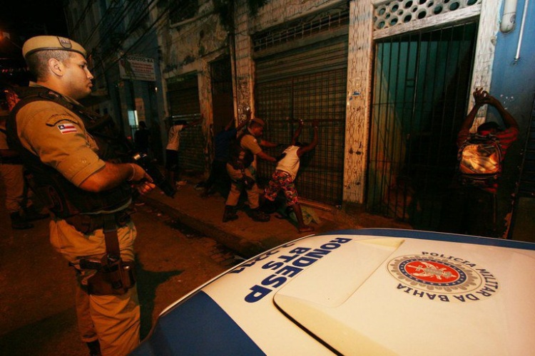 Operação policial de combate ao tráfico de drogas na periferia de Salvador